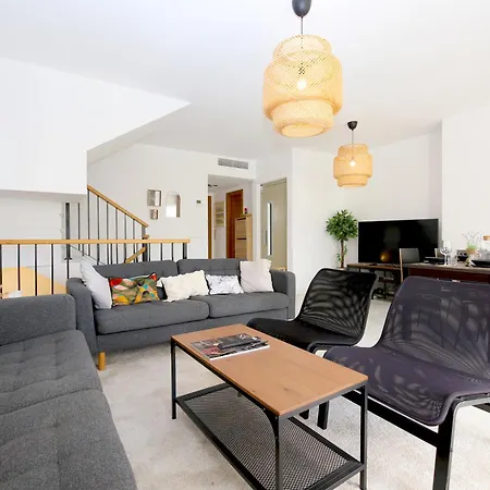 West Townhouse Lobon Casa vacanze